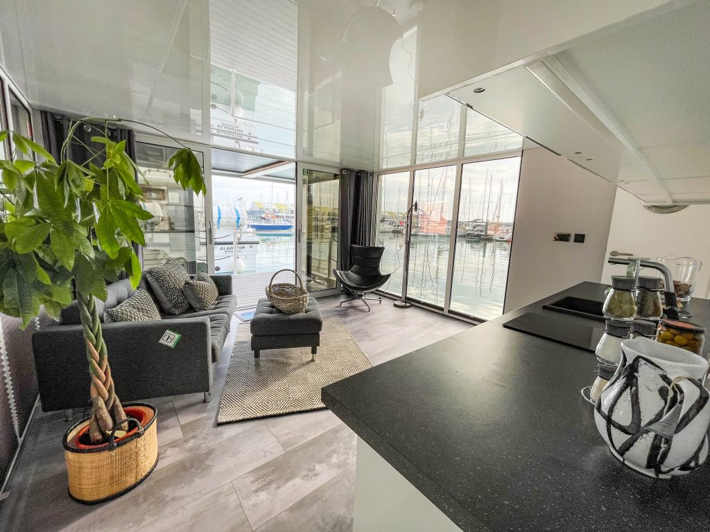 Houseboat Modern 15 ProLine 2 Bedrooms 44.00 m² 2