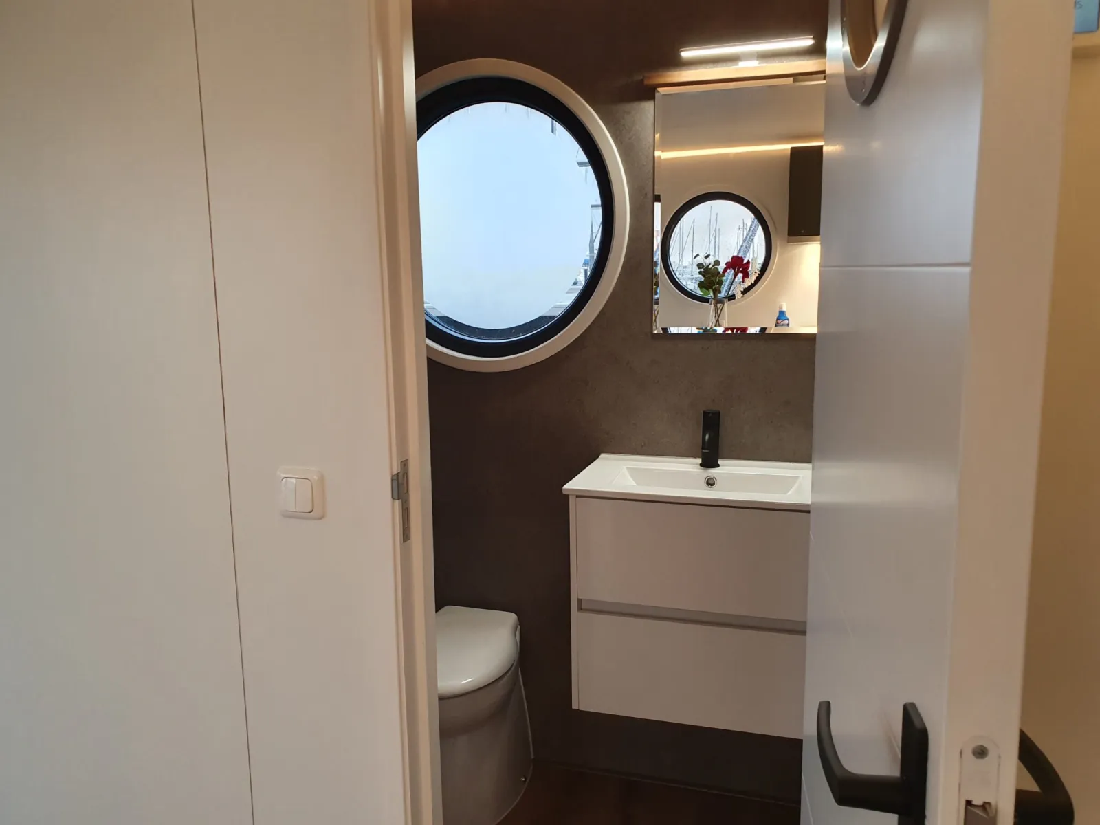 Interior de casa flotante Green Village — vista 3