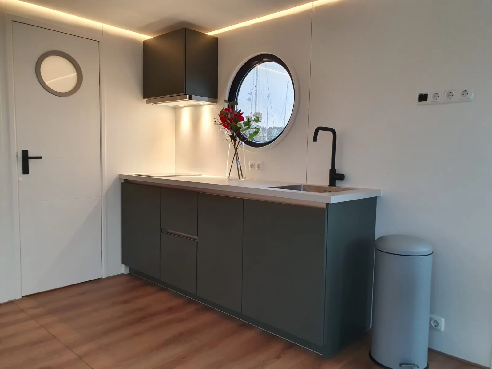 Interior de casa flotante Green Village — vista 4